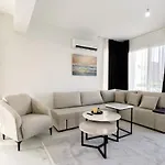 Апартаменты Cozy 1br With Terrace *